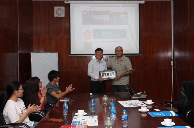 Dr. Nguyen Anh Tuan  – Vice Rector is giving a UIT’s present to Professor