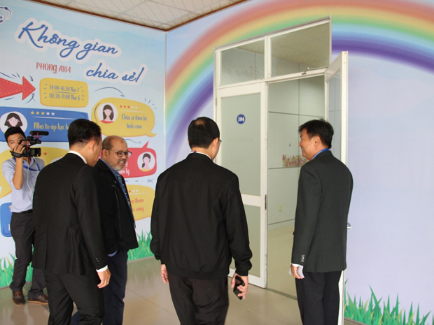 Experts are visiting the “Không gian chia sẻ” Room