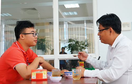 Mr. Son and Dr. Khang (right) are having lunch