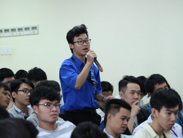 A student representative asked questions to the Conference’s Presidium