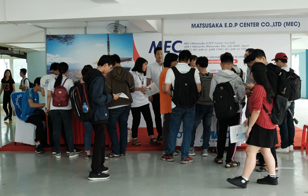 Students are visiting a MEC’s booth