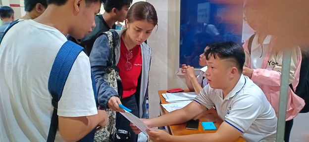 A volunteer instructs new students on procedures