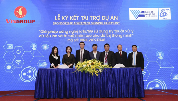 The signing ceremony of project sponsorship between Vingroup and UIT