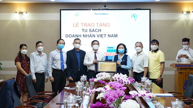 Lễ ký kết hợp tác và tặng sách giữa UIT và Tạp chí doanh nhân Sài Gòn