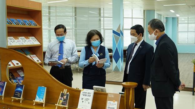 Lễ ký kết hợp tác và tặng sách giữa UIT và Tạp chí doanh nhân Sài Gòn