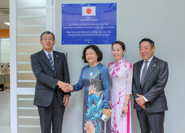 Consul General of Japan to Ho Chi Minh City, Assoc.Prof. Nguyen Hoang Tu Anh,  Dr. Nguyen Luu Thuy Ngan, and a representative of the Japan Foundation  took a picture in front of the Smart Classroom