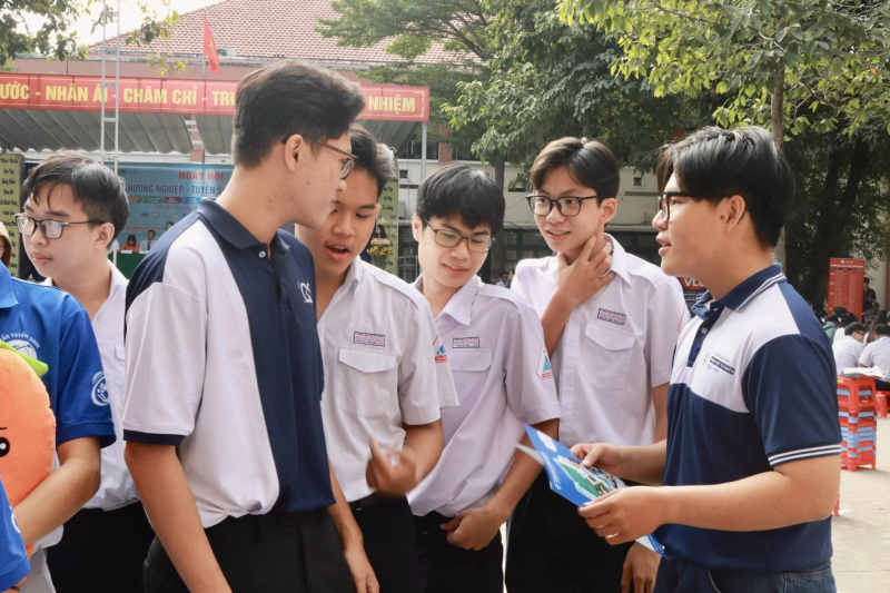 UIT Student Ambassador Visit Nguyen Huu Huan High School